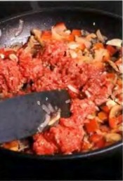 паста с овощами и фаршем